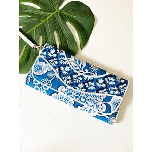 Vera Bradley blue folding wallet/wristlet Blue Lagoon pattern